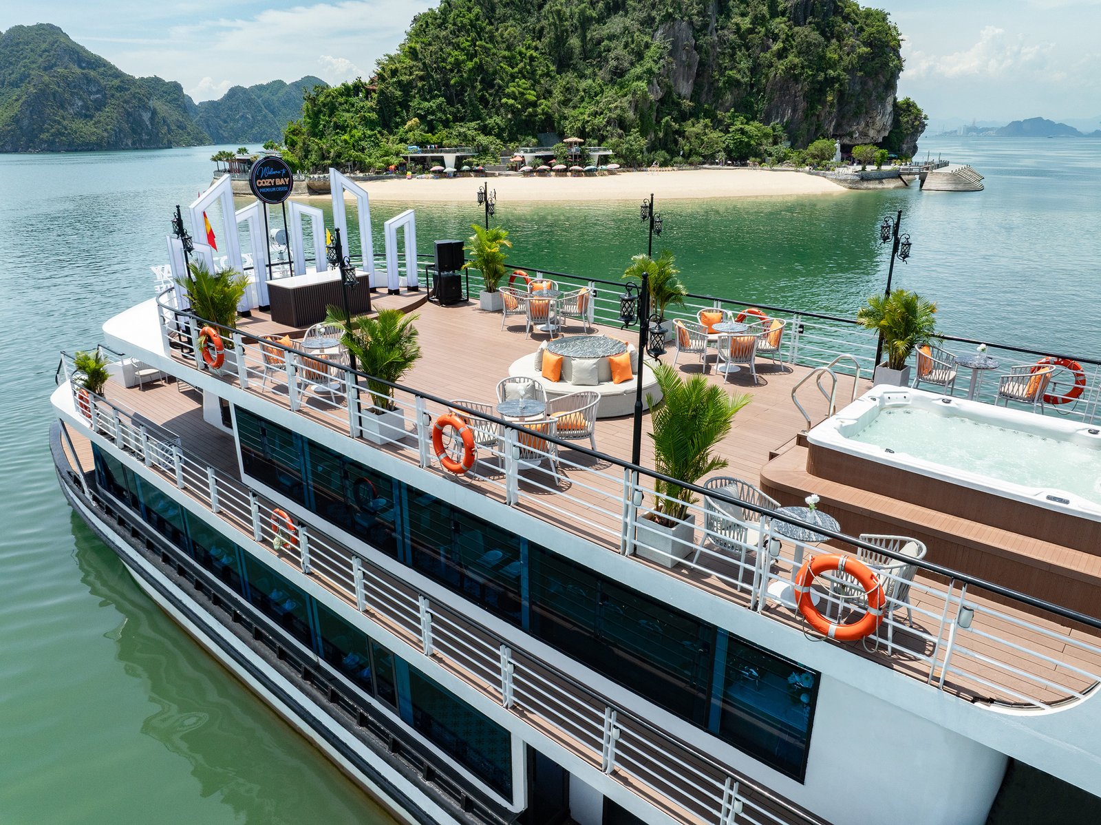 Empfangsdeck und Jacuzzi der Cozy Bay Premium nahe der Titop-Insel