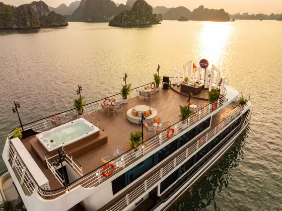 Cozy Bay Premium Tageskreuzfahrt auf der Halong-Bucht