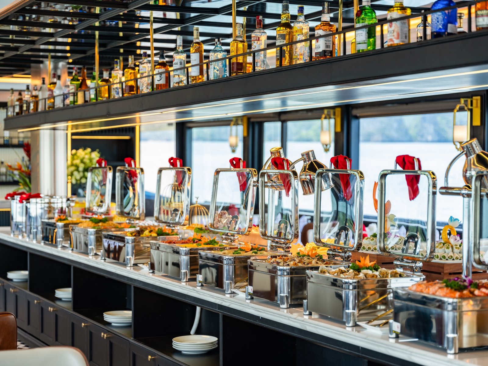 Bar und Buffettheke an Bord der Cozy Bay Premium