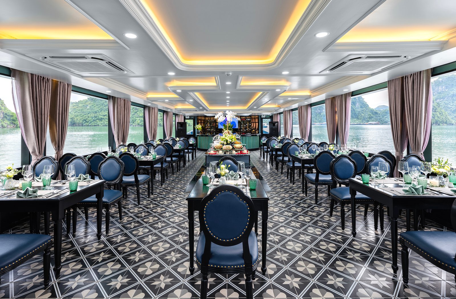 Elegante sala da pranzo a bordo della Sea Lion VIP affacciata sulla baia