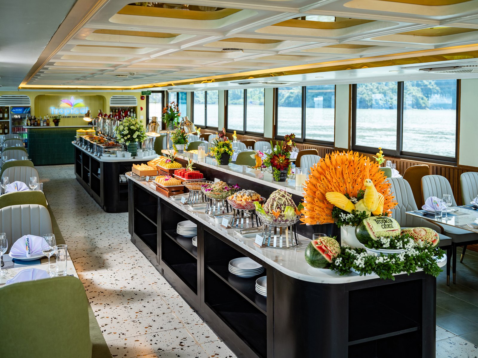 Angerichtete Buffetgerichte an Bord der Tropical Cruise