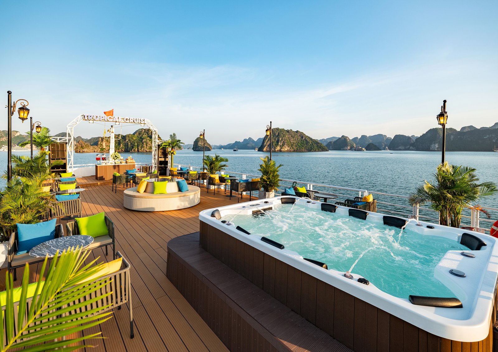 Dachterrassen-Jacuzzi und Lounge-Deck mit Karstfelsen der Lan Ha Bay bei Tageslicht