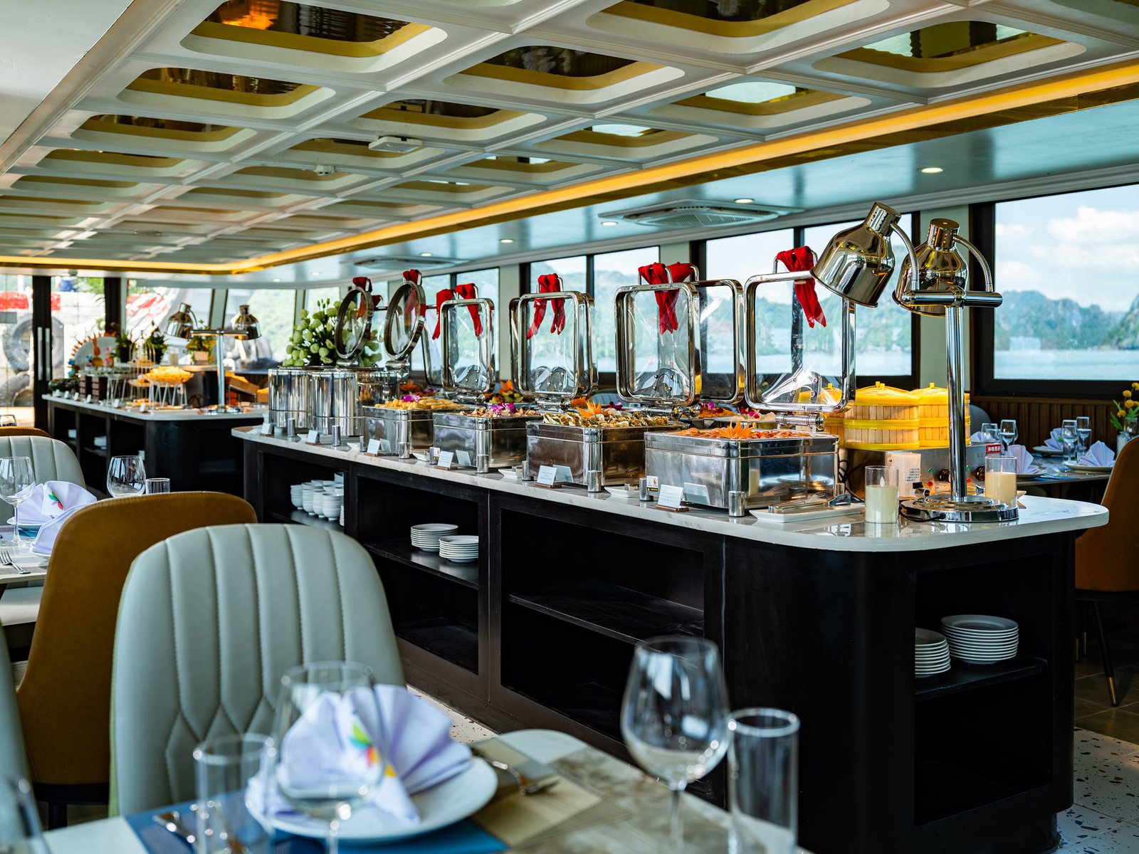Buffettheke und Esstische an Bord der Tropical Cruise