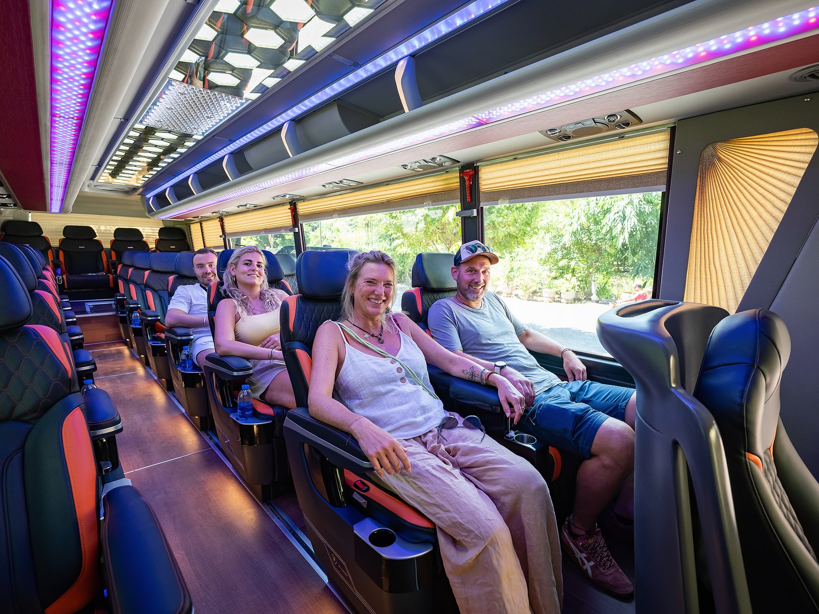 Limousine Thaco mit cremefarbener Ledersitzkabine