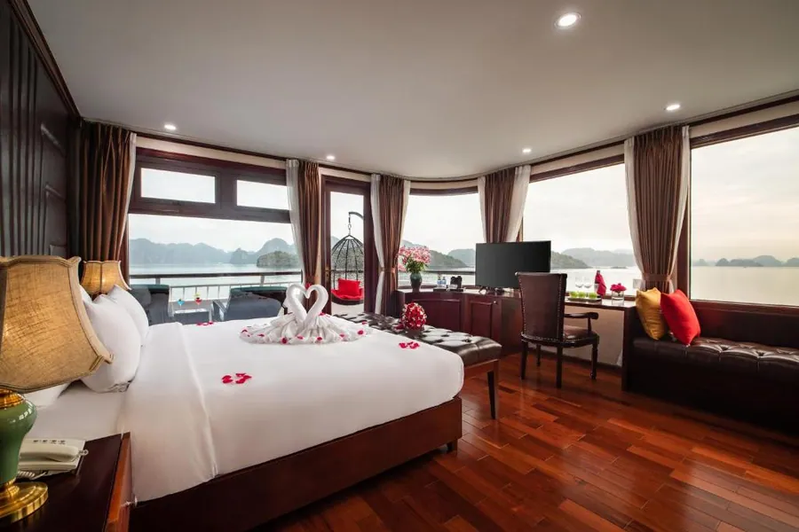 Panorama-Kabine mit Buchtblick an Bord der Dora Cruise