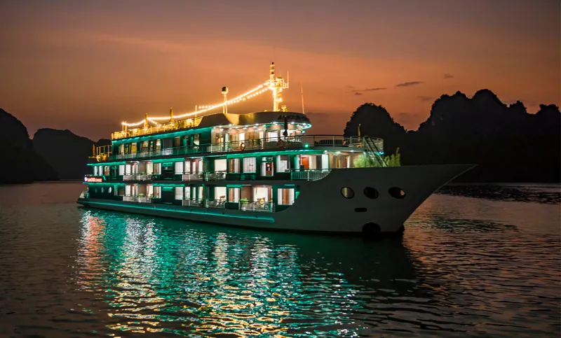 Dora Cruise bei Nacht