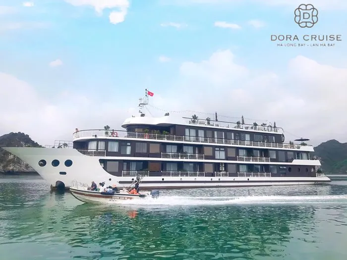 Dora Cruise gleitet durch die Hạ-Long-Bucht