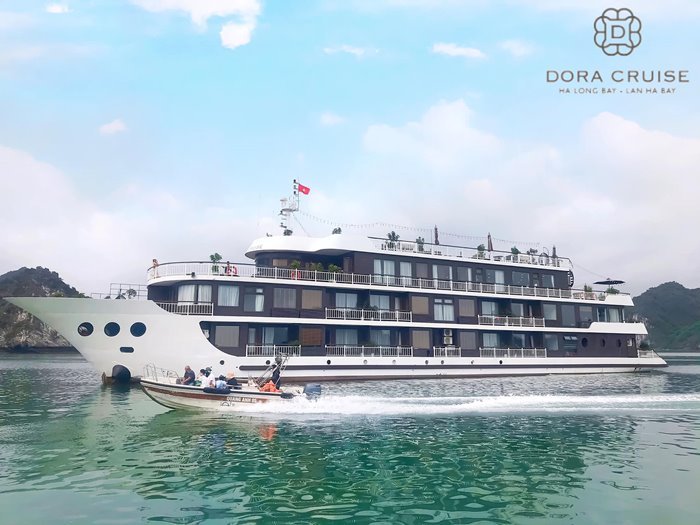 Dora Cruise gliding through Halong Bay