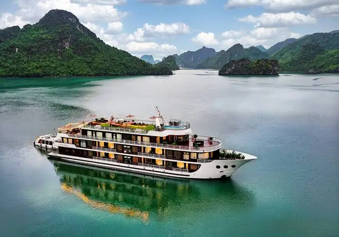 Dora Cruise vor den Karstbergen