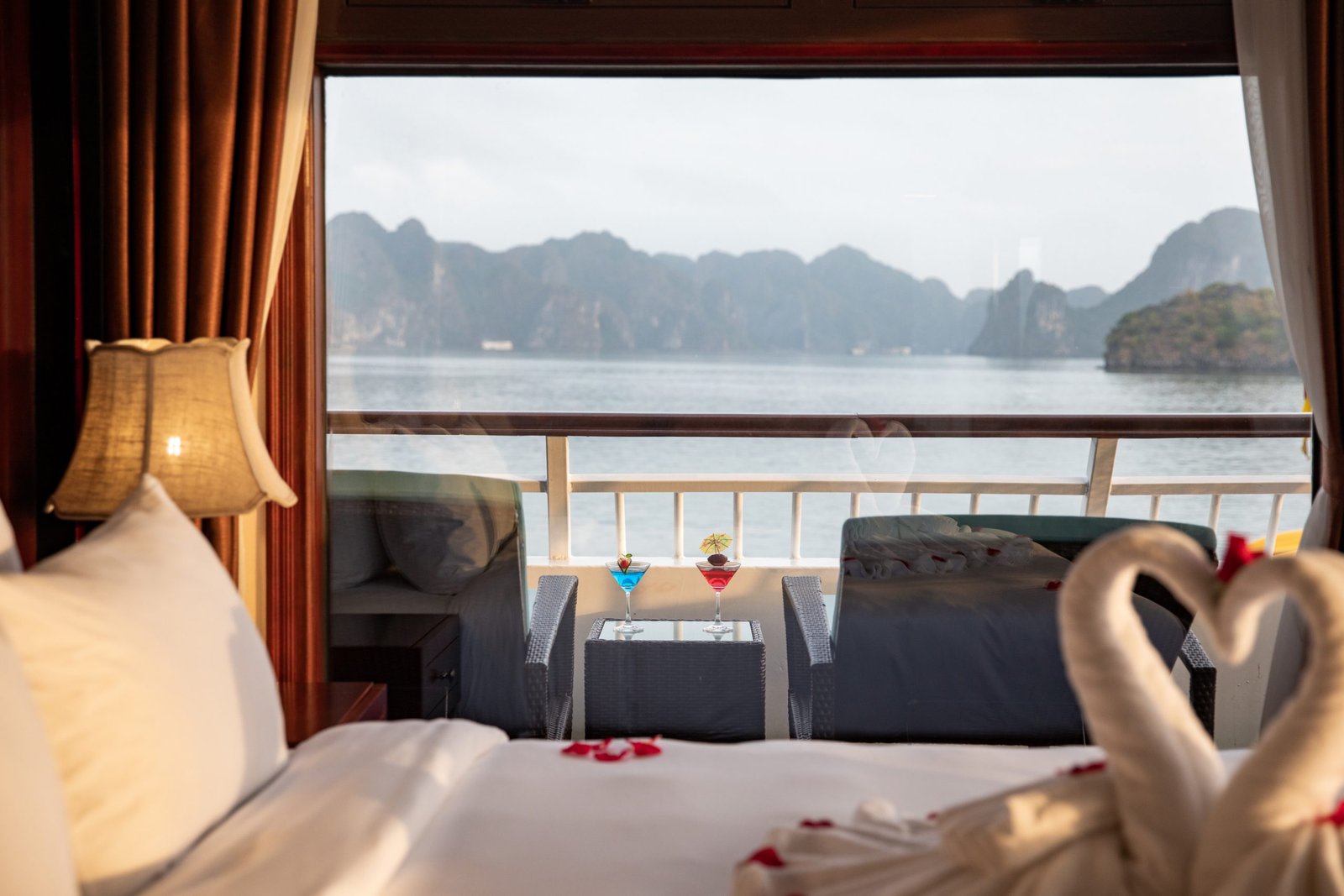 Executive Suite bedroom aboard Dora Cruise