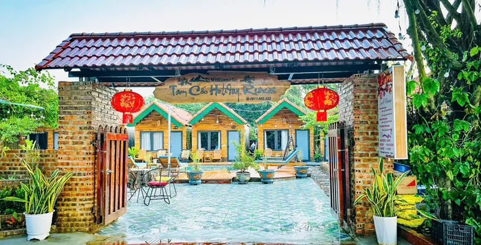 Ein Zimmer im Tam Cốc Holiday Retreat mit Blick auf die Reisfelder und Karstberge