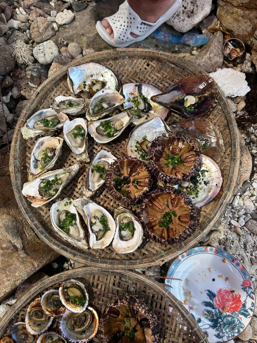 Grilled oysters, scallops and sea urchin served in bamboo trays