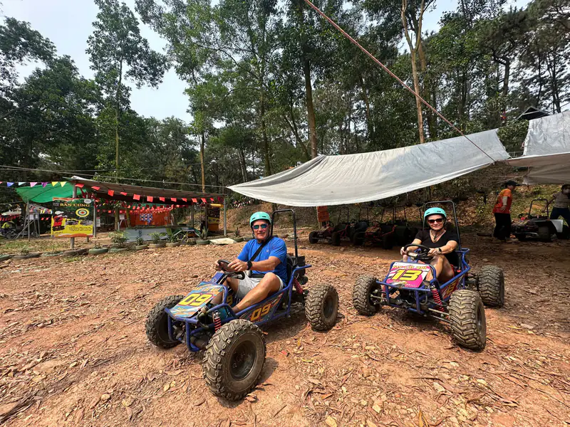 Conductor en un quad todoterreno por un camino de tierra