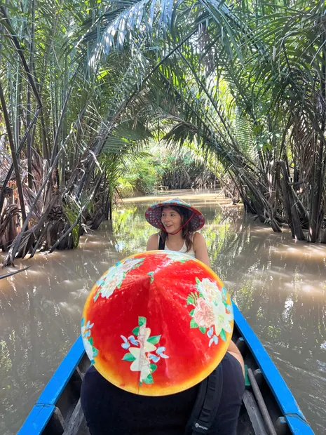 Ruderboot unter einem Dach aus Wasserkokospalmen