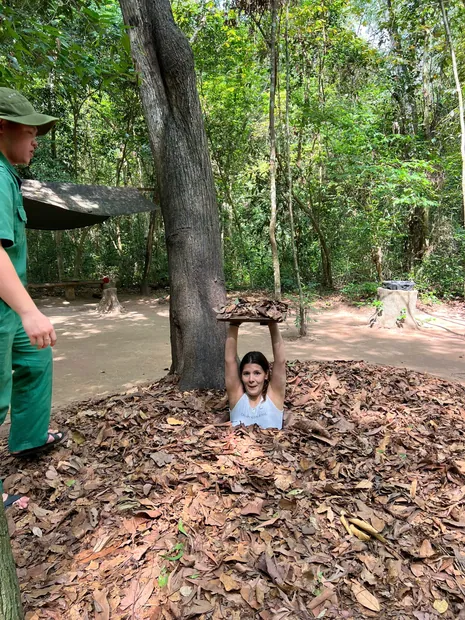 Auftauchen aus einer getarnten Tunnelluke in Củ Chi