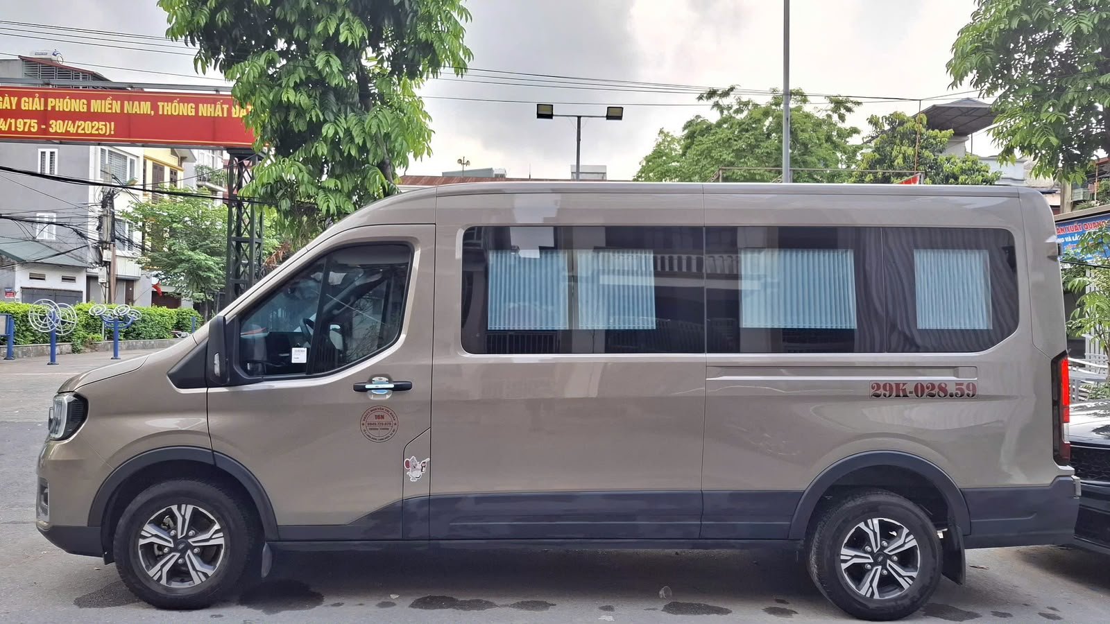 16 Ford van exterior side view