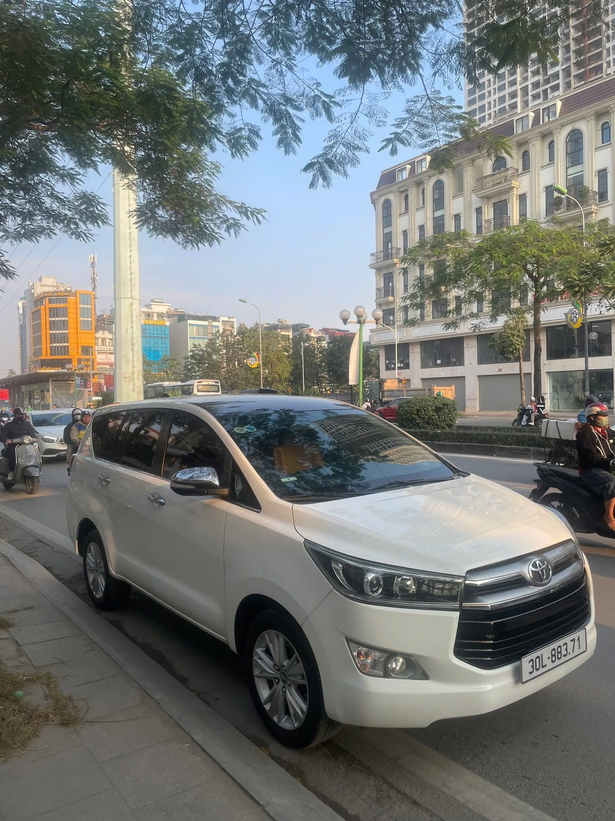 Private 7-seater car, front view