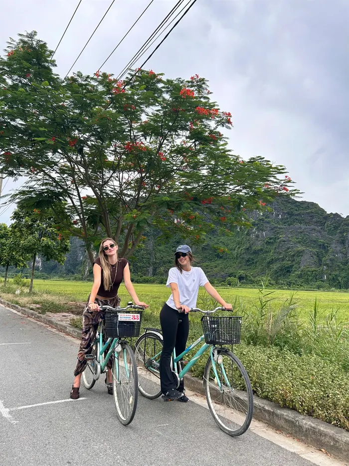 Radfahren durch die Dorfwege von Ninh Bình