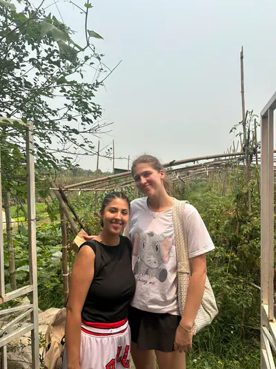 Durante il tour in fattoria vicino a Hanoi
