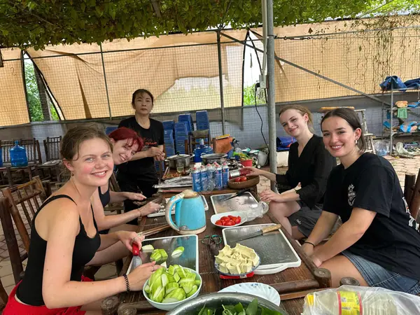 Guests preparing the ingredients together at the kitchen table