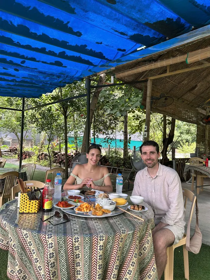 Ein Paar genießt ein Mittagessen auf dem Land in Ninh Bình