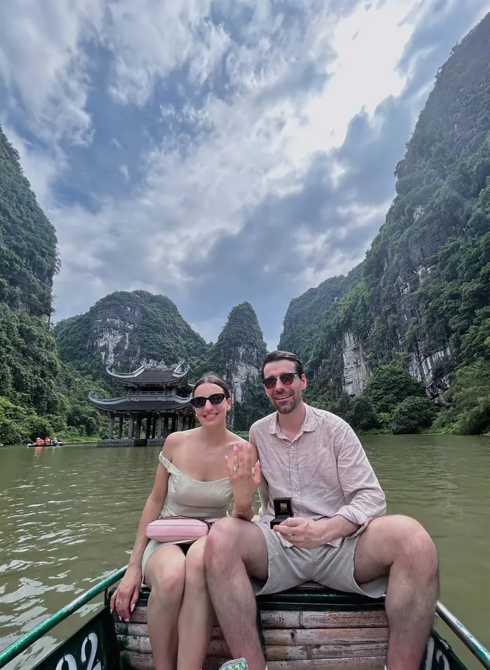 Sampan-Boot gleitet durch Tràng An