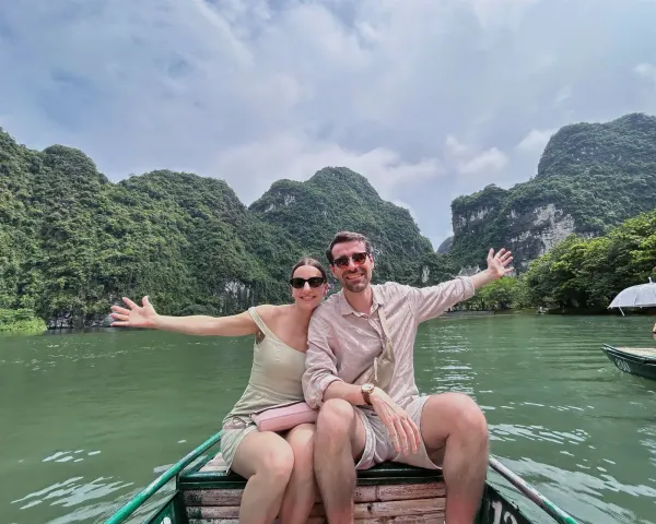 Pinnacoli calcarei che si ergono sul fiume a Tam Coc