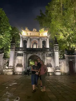 Diamond führt eine Street-Food-Tour durch Hanoi