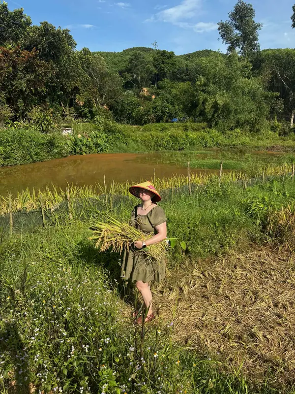 Viaggiatori che preparano un corso di cucina vietnamita in fattoria