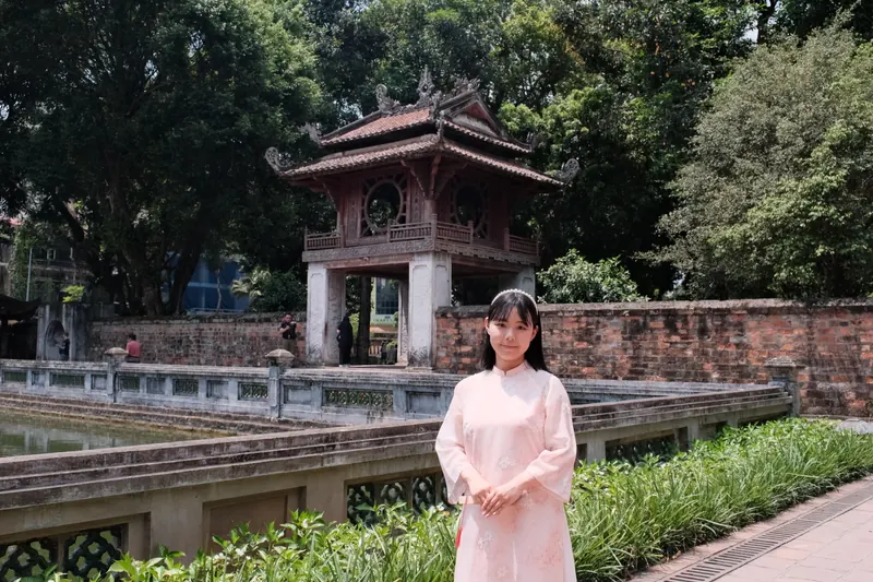 Gast im Áo Dài im Literaturtempel &mdash; Foto 1