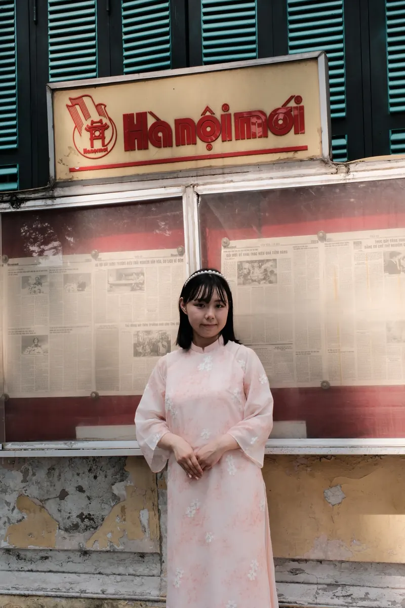 Gast im Áo Dài an Hanois Train Street &mdash; Foto 5