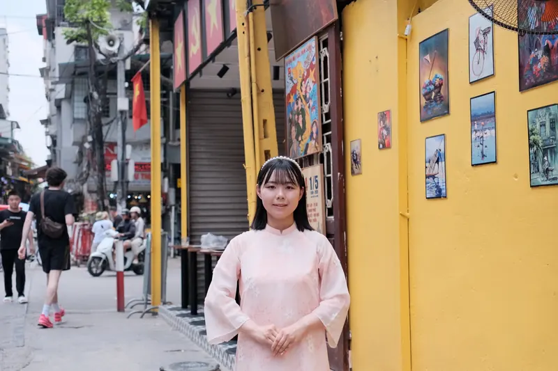 Gast im Áo Dài an Hanois Train Street &mdash; Foto 6