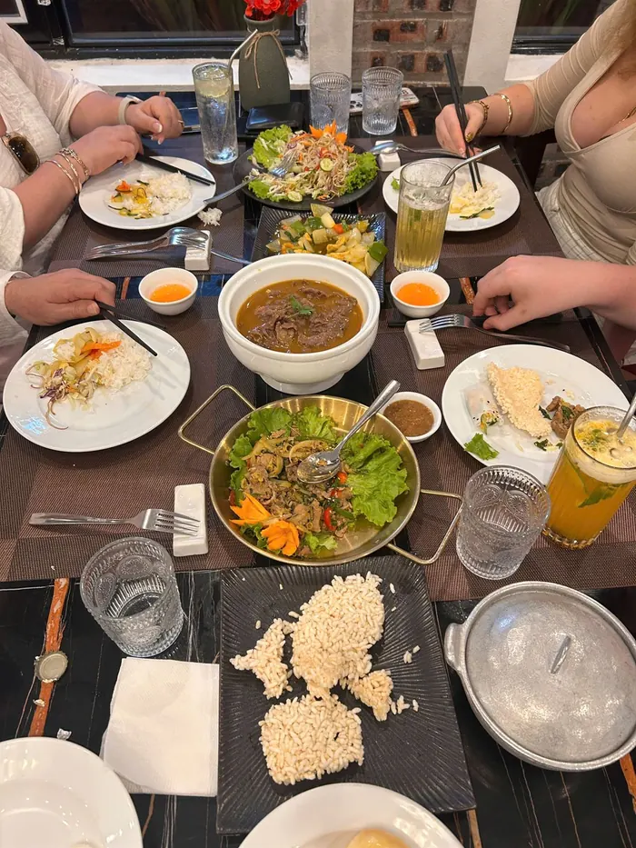 Eine Auswahl vietnamesischer Gerichte auf dem Tisch