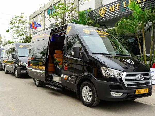 The black 9–11 seat limousine van with its sliding door open