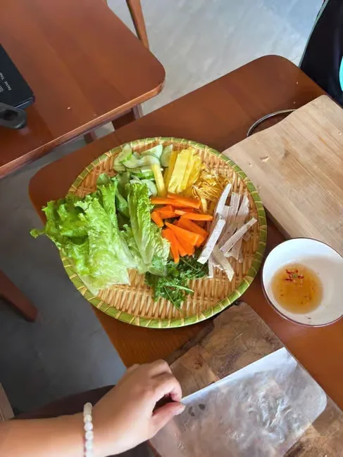 The herbs, lettuce and vegetables laid out on the table before the class starts