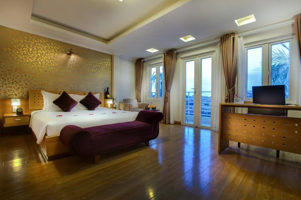 Eliana Ruby Hotel on its lane off Hang Gai