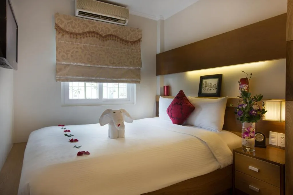 Superior Double: one bed, a roman blind over the window and a bedside lamp