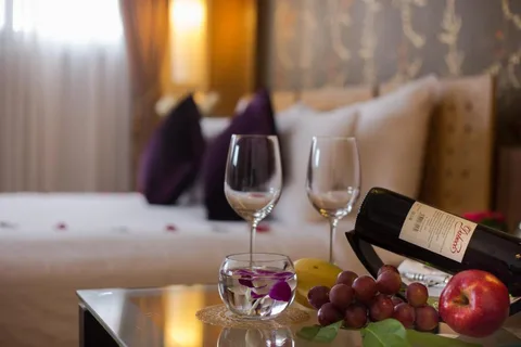 Executive Suite: wine, glasses and a fruit plate set out on the glass table