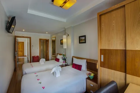 Superior Twin: the room from the door, with the wardrobe, the wall-mounted TV and the en-suite off the hallway