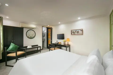 Deluxe Double: wardrobe, armchair, desk and the en-suite door