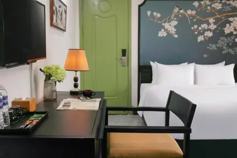 Deluxe Double: writing desk and television