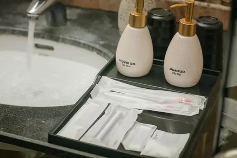 Deluxe Double: shower gel, shampoo and toothbrush kit at the basin