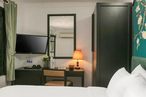 Deluxe King: television, mirror, desk and full-height wardrobe
