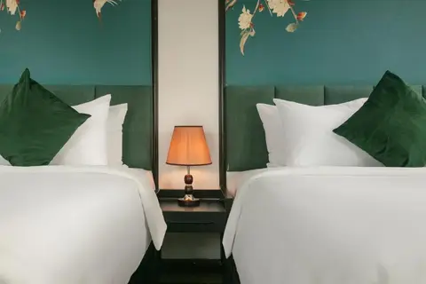 Family Suite: the two beds and the shared bedside table