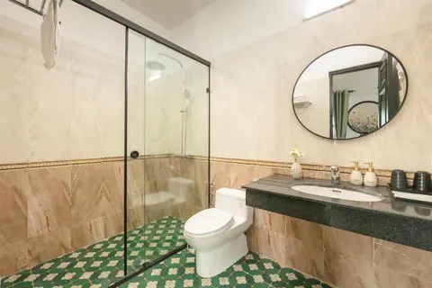 Family Suite: bathroom amenities at the basin