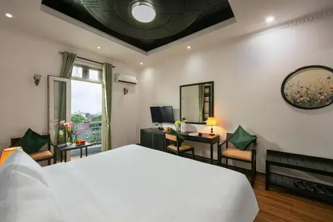 King Room with Balcony: the en-suite