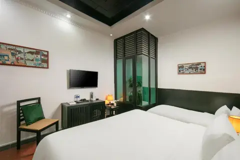 Standard Triple: desk, mirror and wardrobe