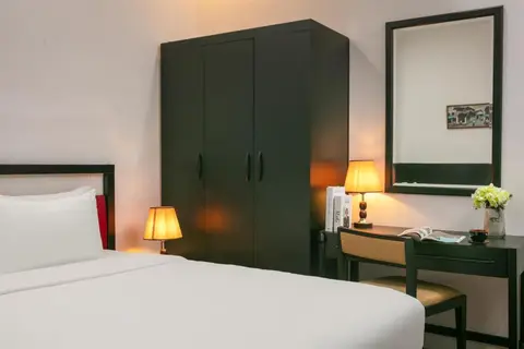 Standard Triple: the dressing area
